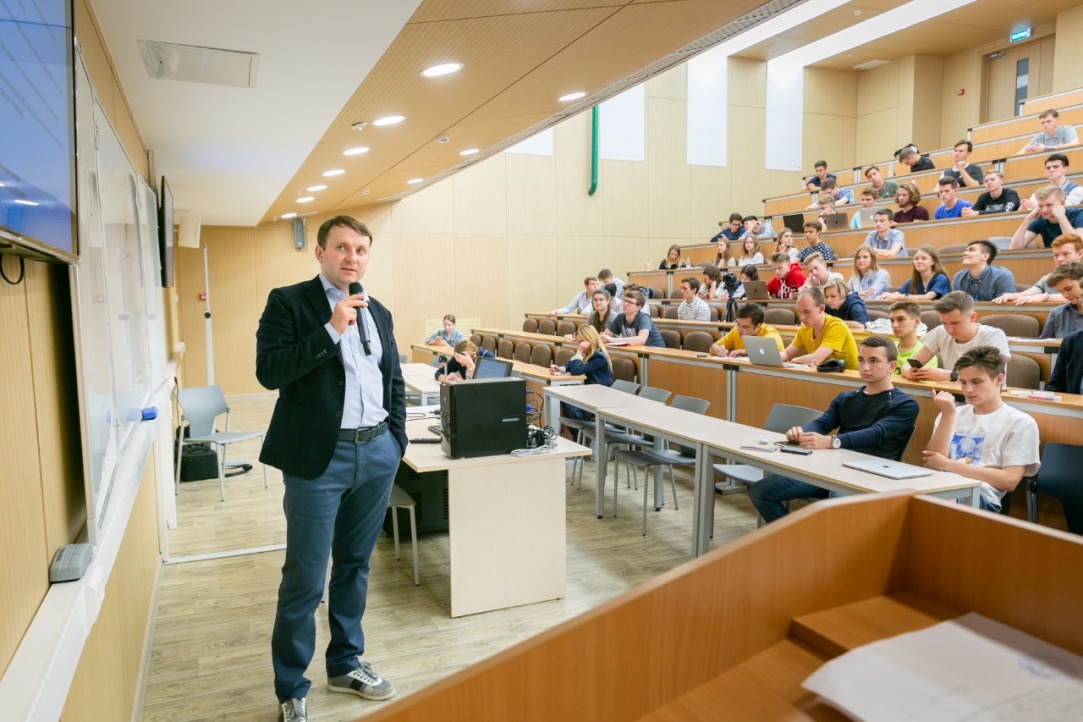 Студенты факультета экономических наук встретились с Максимом Орешкиным